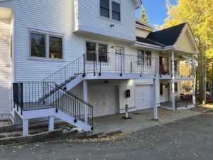 The front entrances of 530 and 520 feature metal railings.