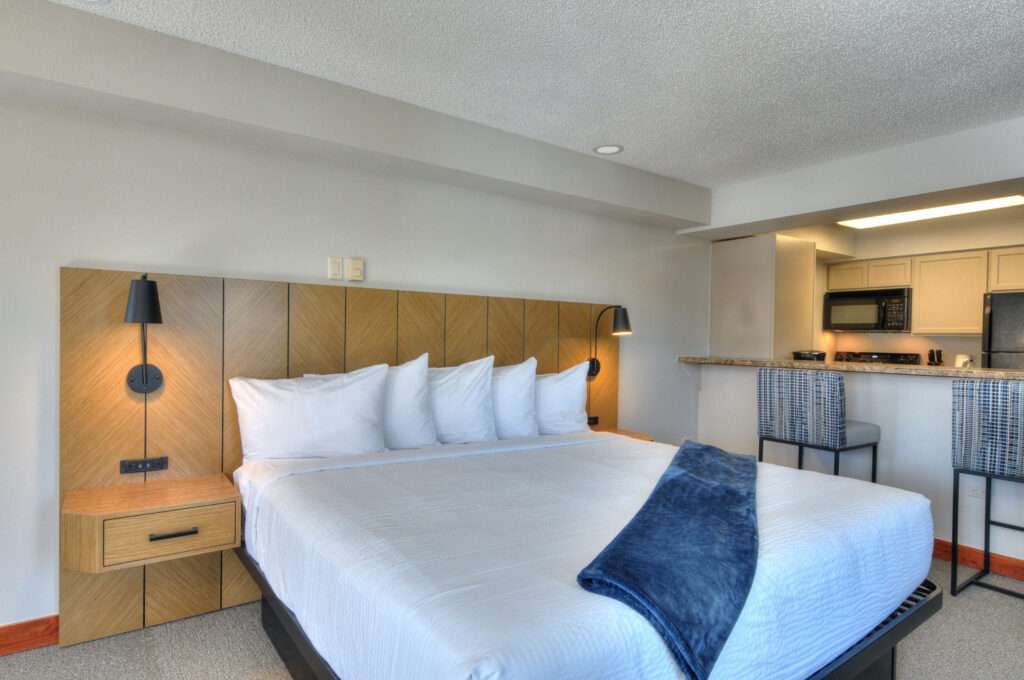 ST king bed breakfast bar to kitchen
