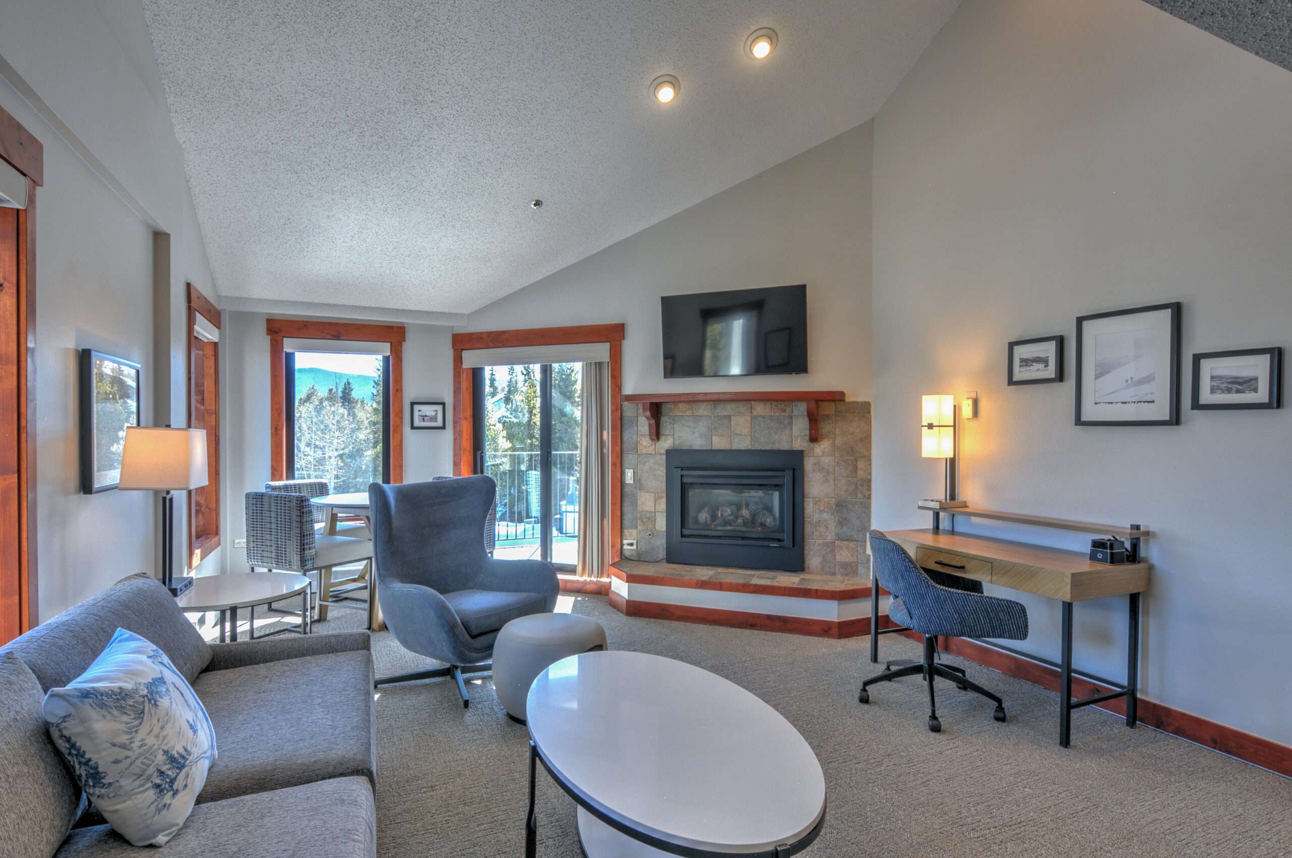 QSTL 411 living room