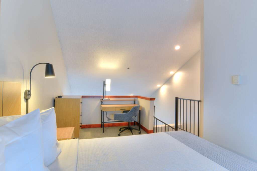 KSTLE bed and workspace