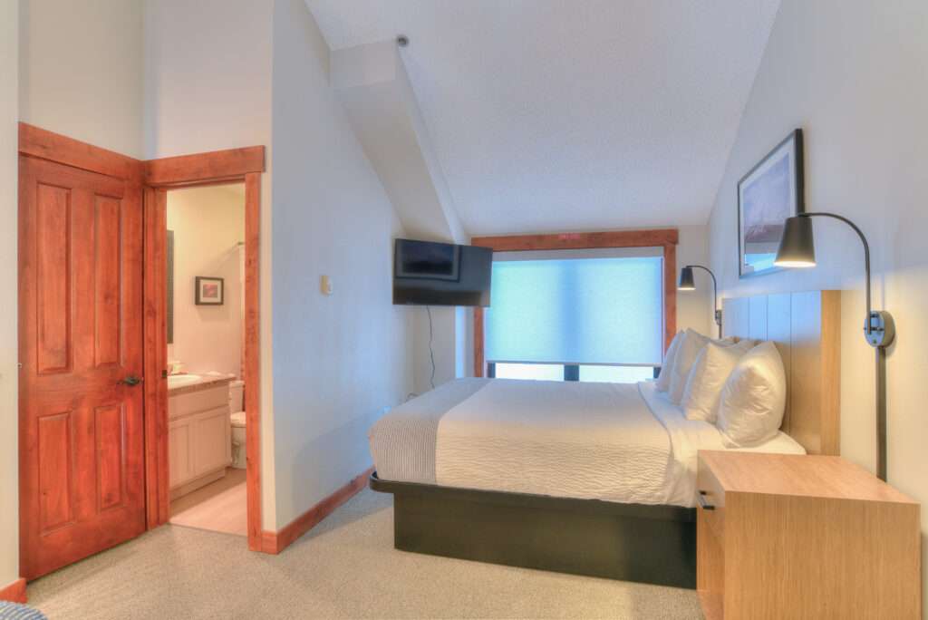 KSTLE bedroom bathroom