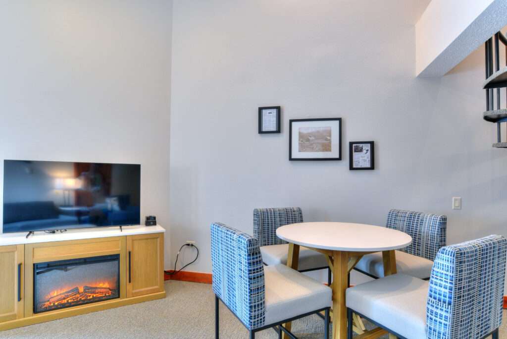 KSTLE fireplace dining