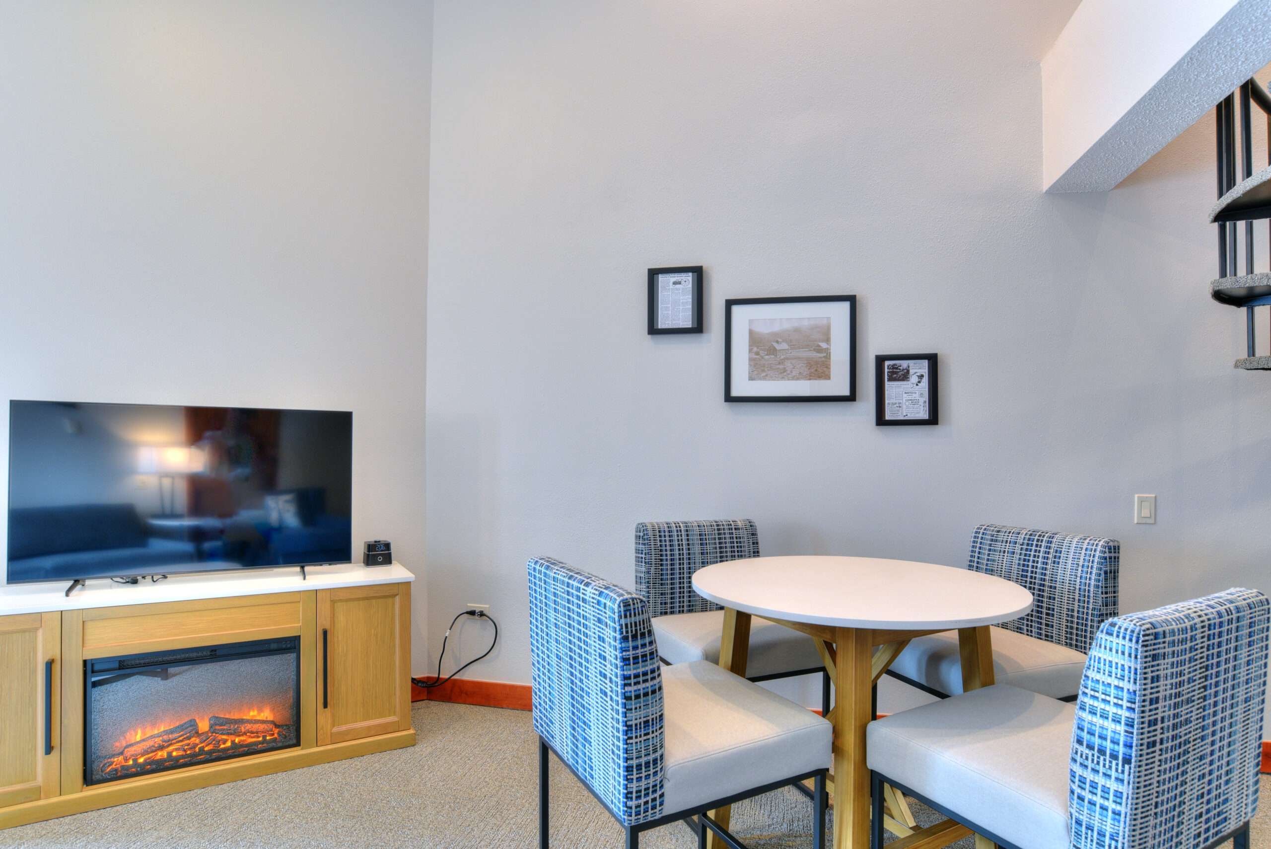 KSTLE fireplace dining