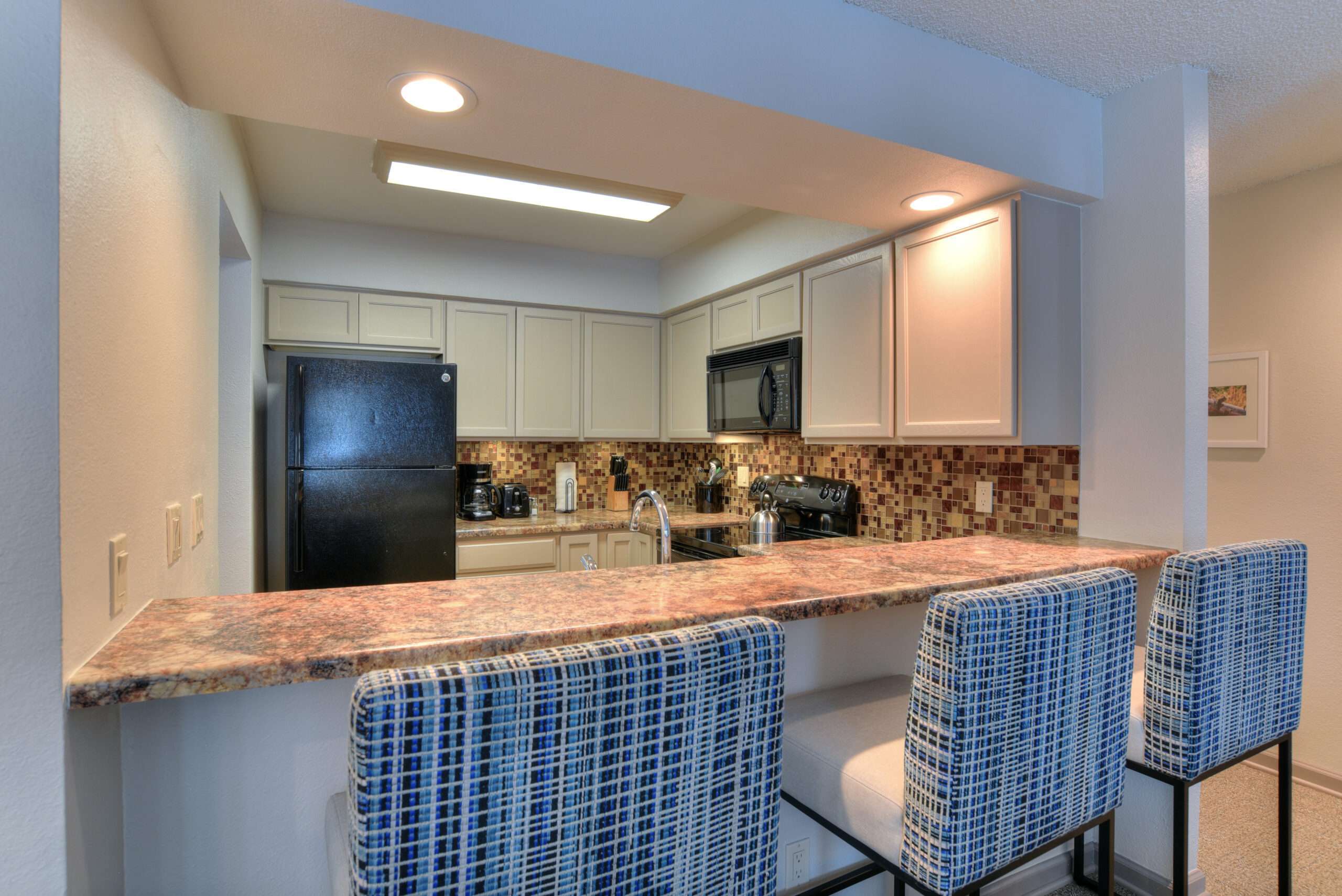 2L3Q 514 bar into kitchen