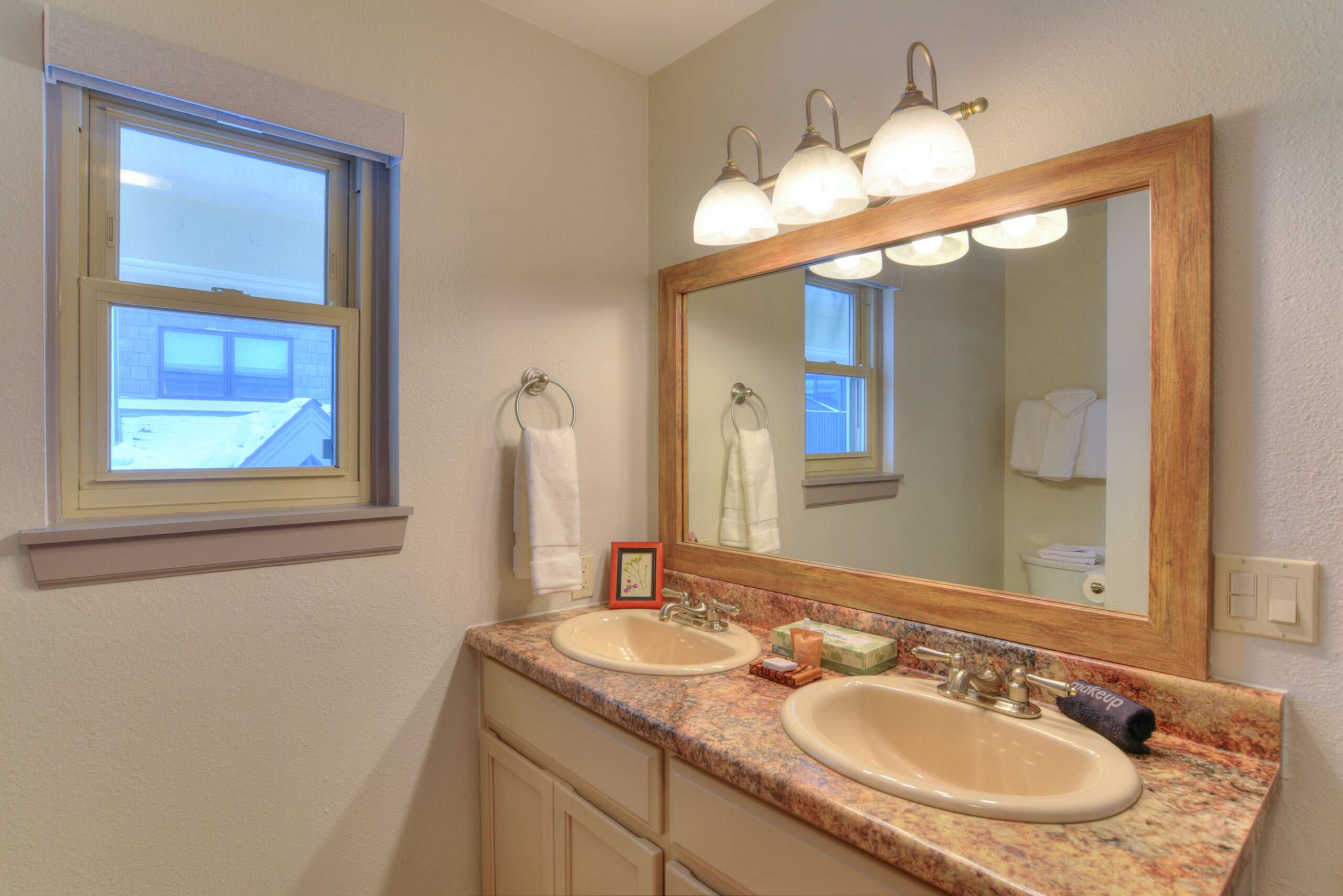 2L3Q 514 jack and jill bath