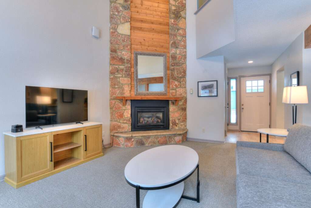 2L3Q 514 living and fireplace
