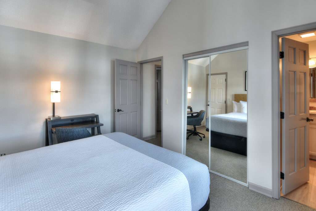2br3Q 522 Q work mirror bath