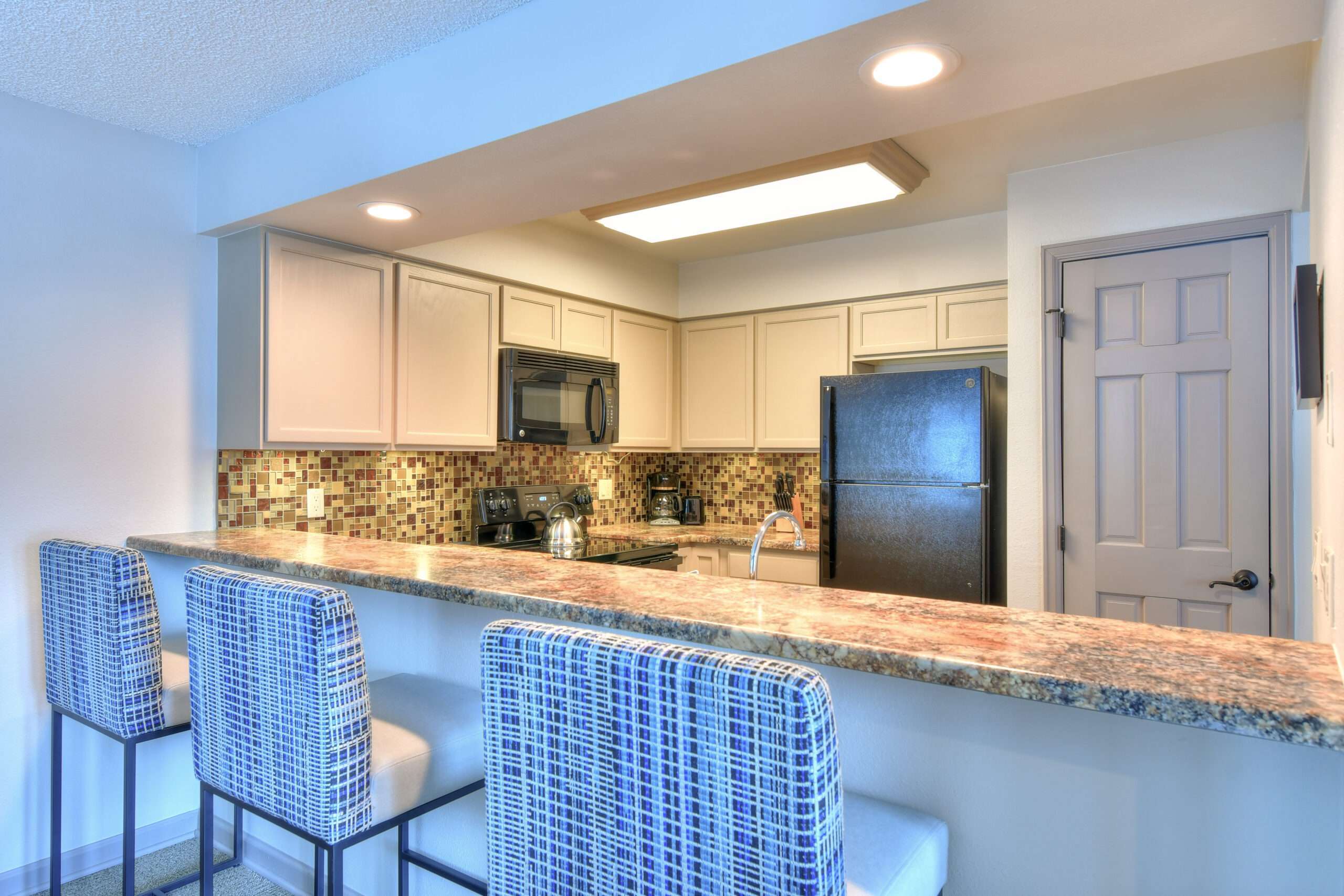 2br3Q 522 bar and kitchen
