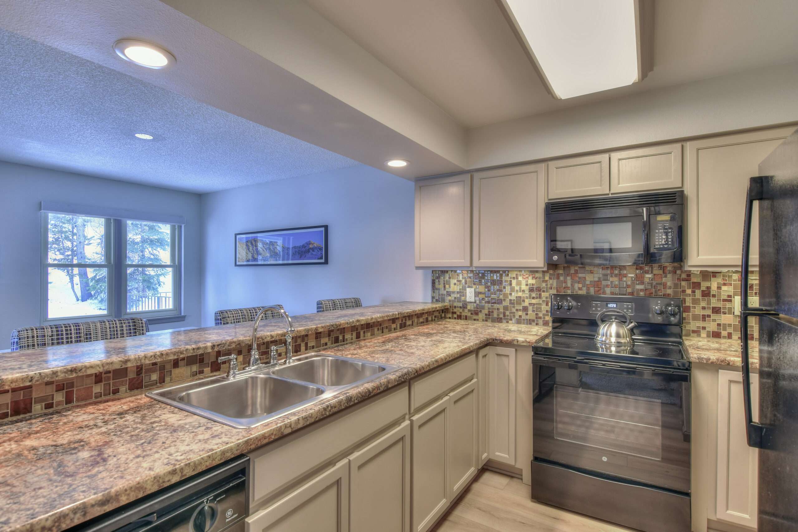 2br3Q 522 kitchen bar dining