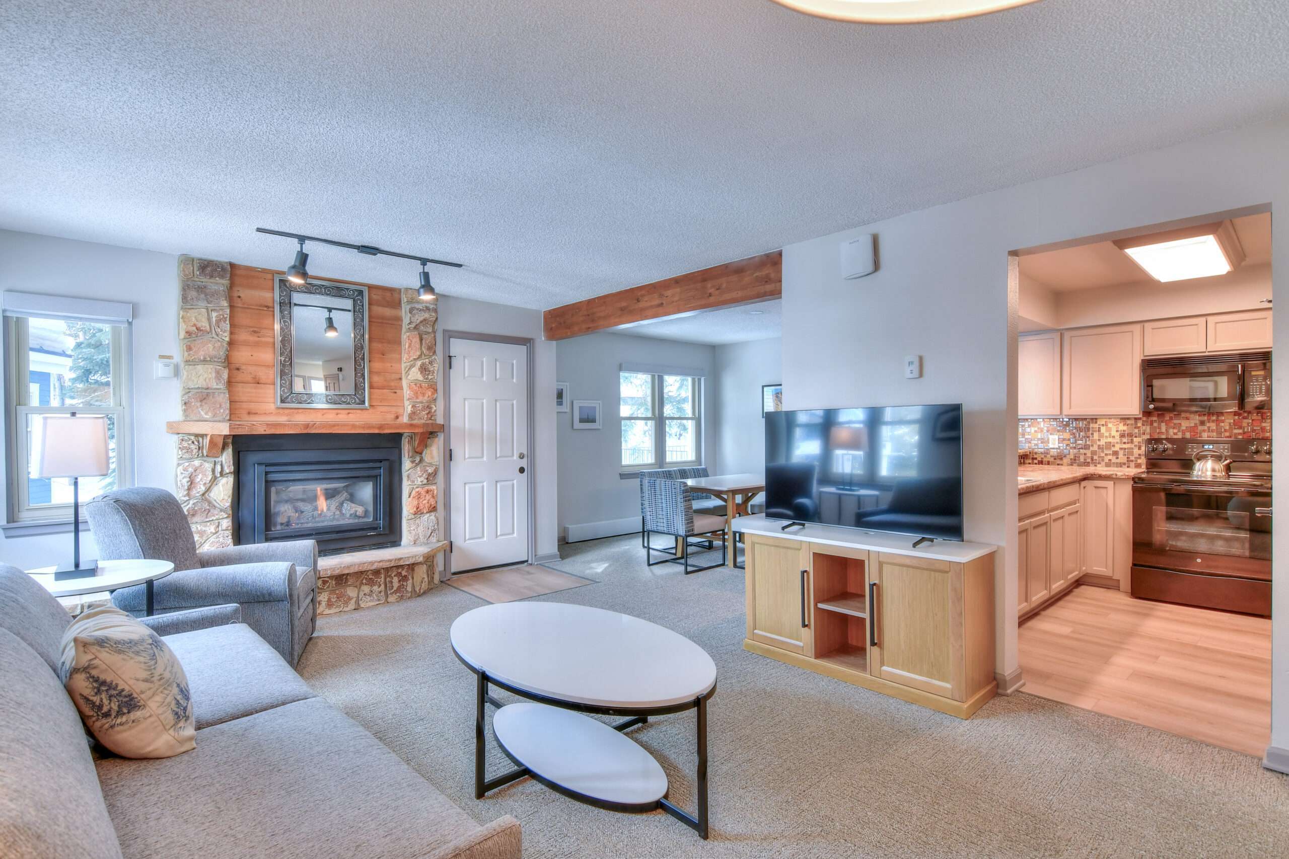 2br3Q 522 living dining kitchen